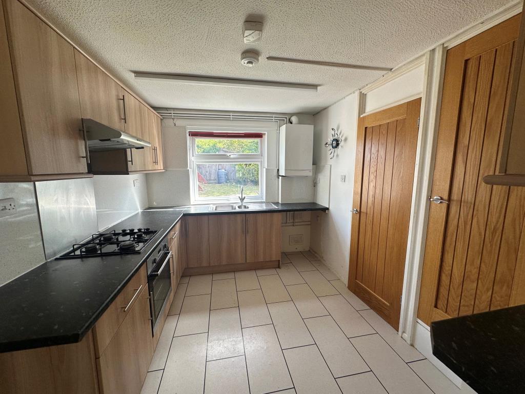 Lot: 148 - END-TERRACE HOUSE CLOSE TO UNIVERSITY - Kitchen